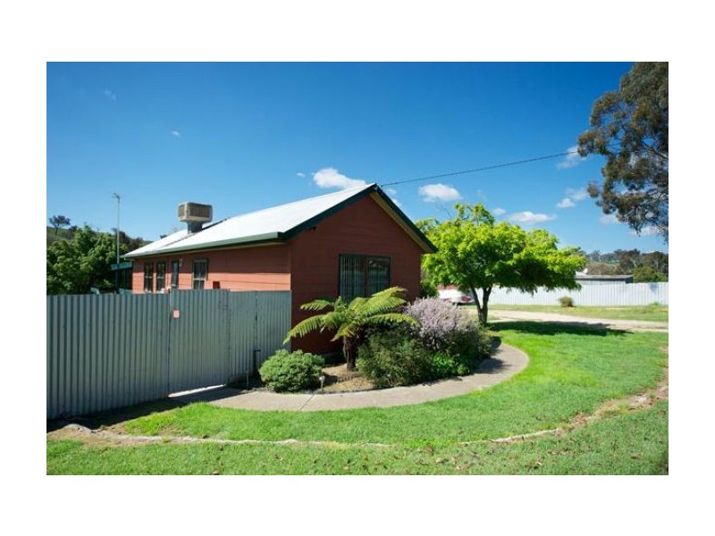 7 Dickson St, Woomargama NSW 2644
