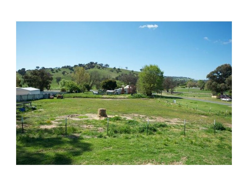7 Dickson St, Woomargama NSW 2644