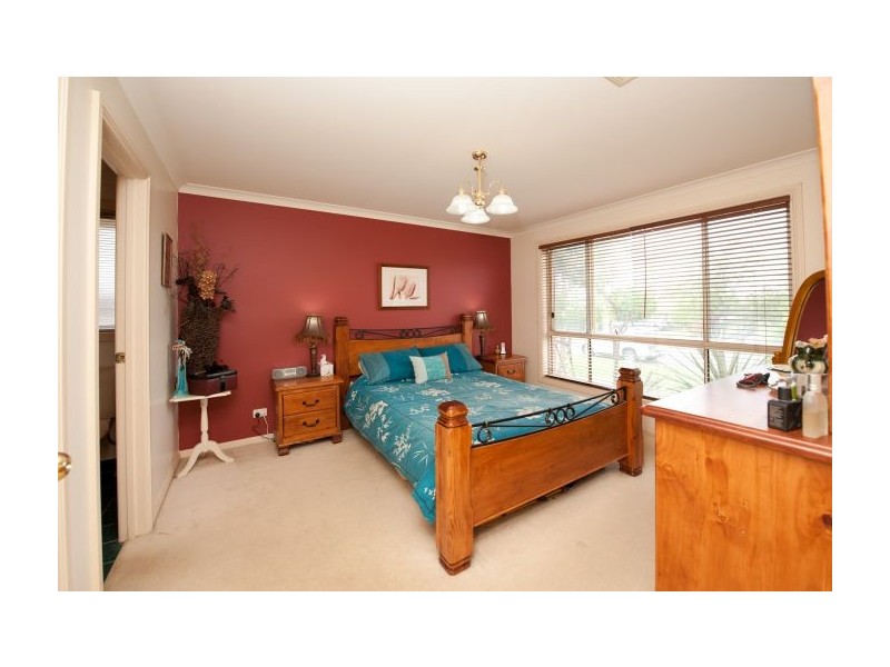 20 Faithful Street, Lavington NSW 2641