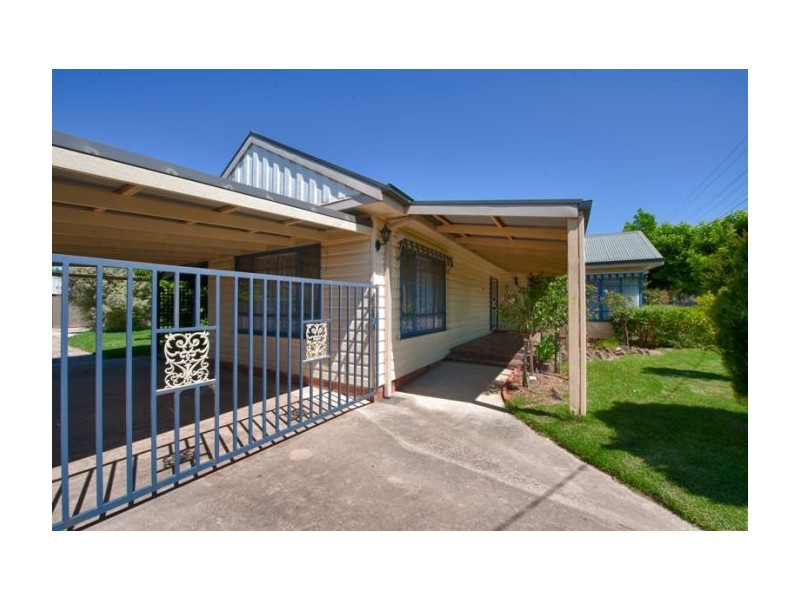 334 Eden St, Lavington NSW 2641