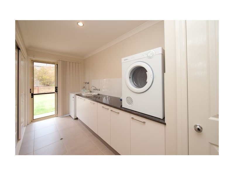 7 Dunne Crescent, Thurgoona NSW 2640