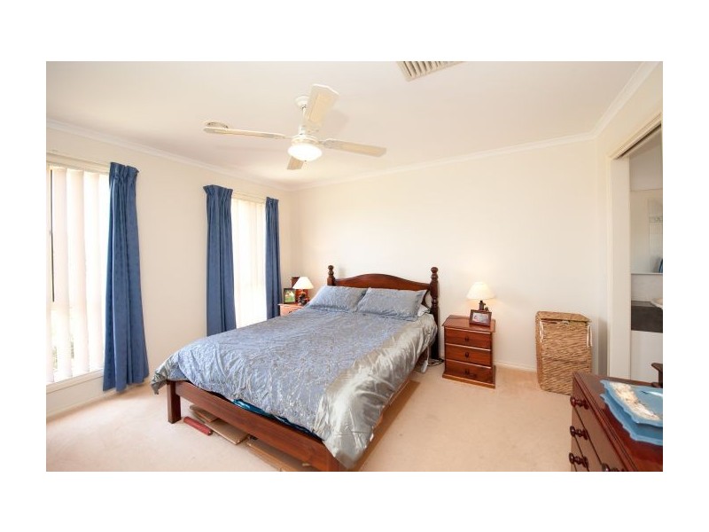 24 Fairbairn Crescent (Norris Park), Lavington NSW 2641