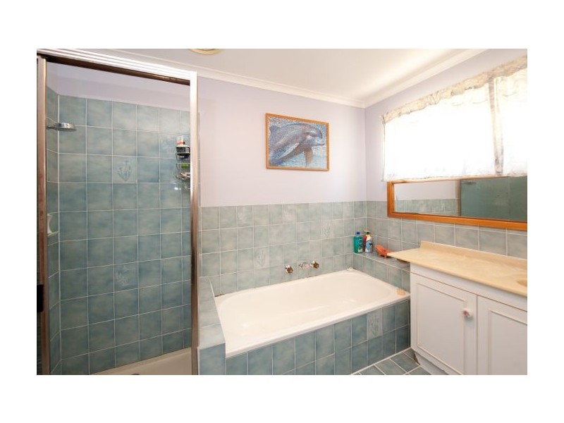 6 Bandalong Rd, Lavington NSW 2641