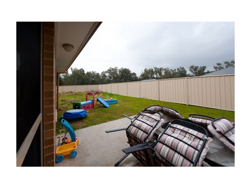 86 Royce Cres, Lavington NSW 2641