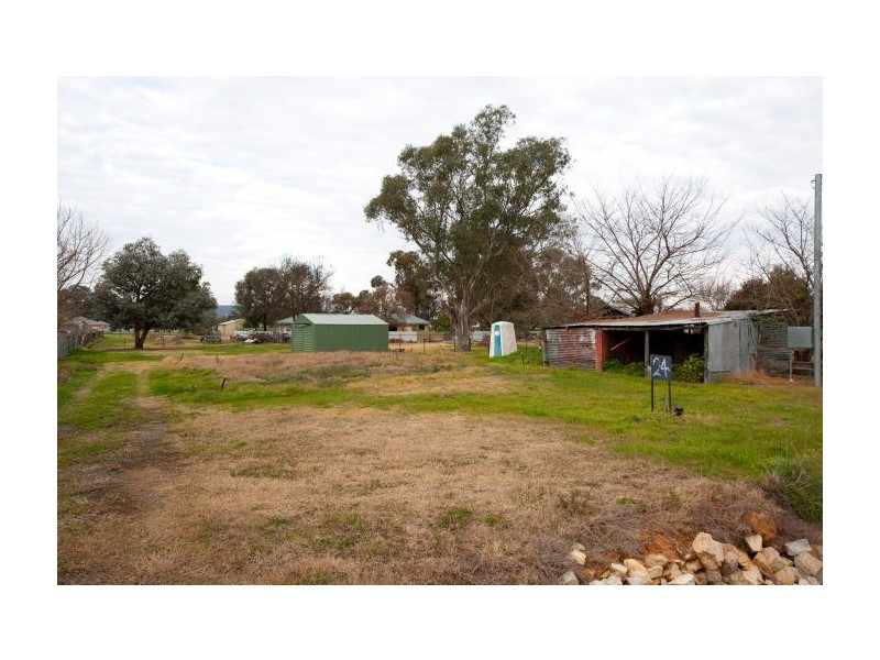 24 Railway Pde, Holbrook NSW 2644