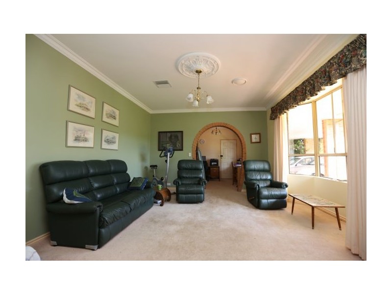 2 Mitta Grove, Lavington NSW 2641