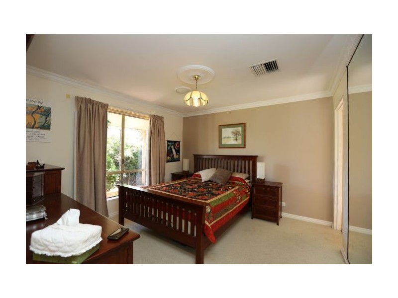 2 Mitta Grove, Lavington NSW 2641