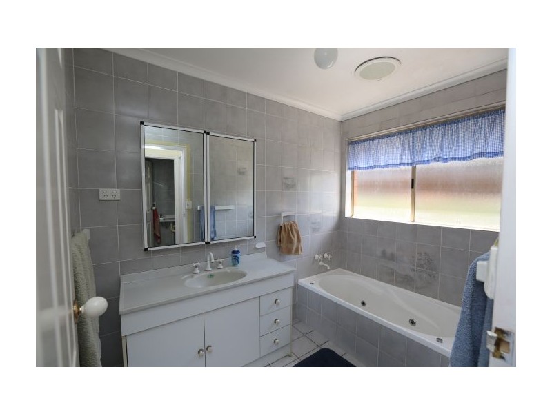 2 Mitta Grove, Lavington NSW 2641