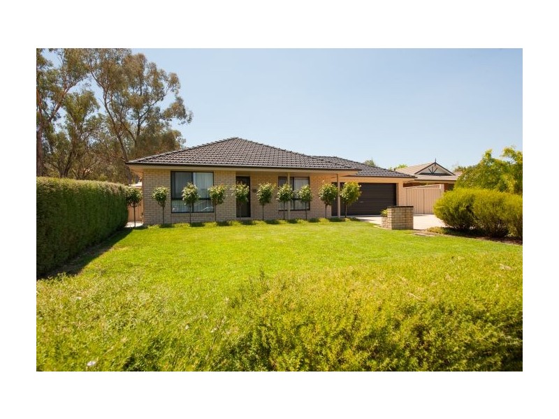 5 Akuna Place, Lavington NSW 2641