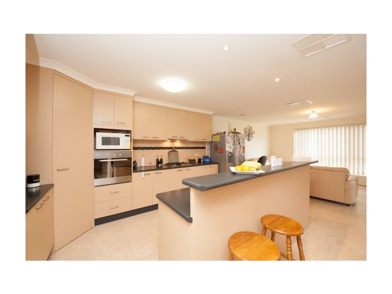 104 Hotham Circ, Thurgoona NSW 2640