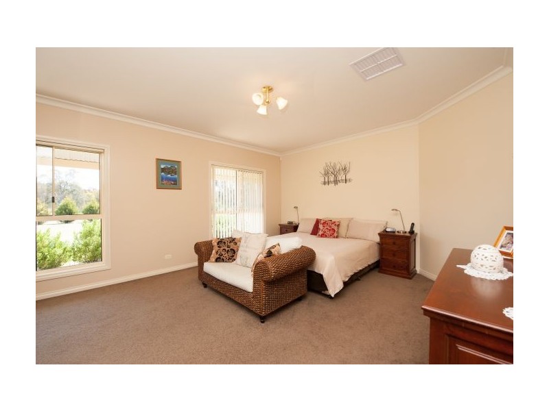 240 Kerrs Rd, Thurgoona NSW 2640