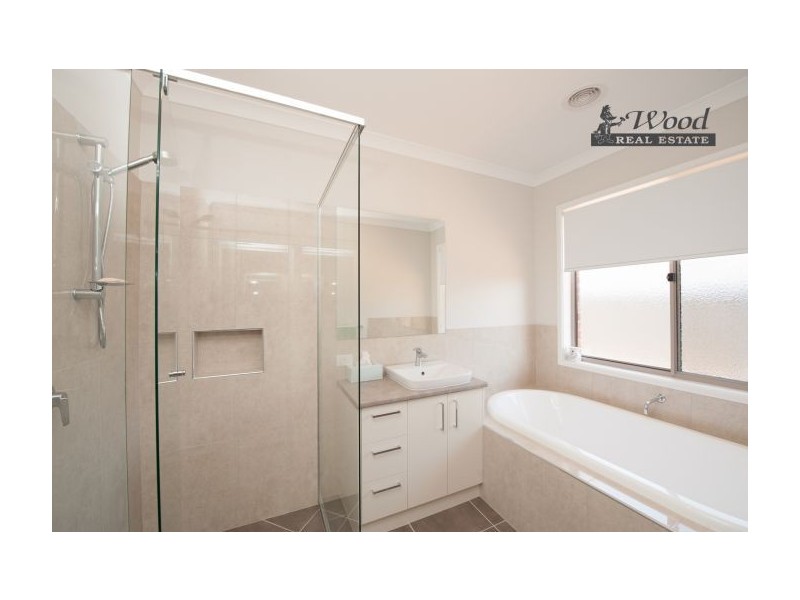 32 Shepherd Court, Thurgoona NSW 2640