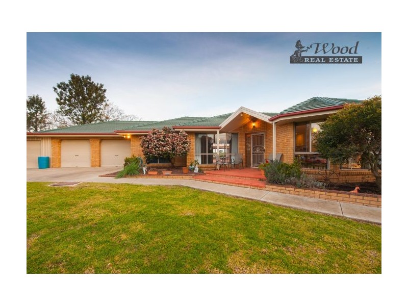 16 Coola Court, Table Top NSW 2640