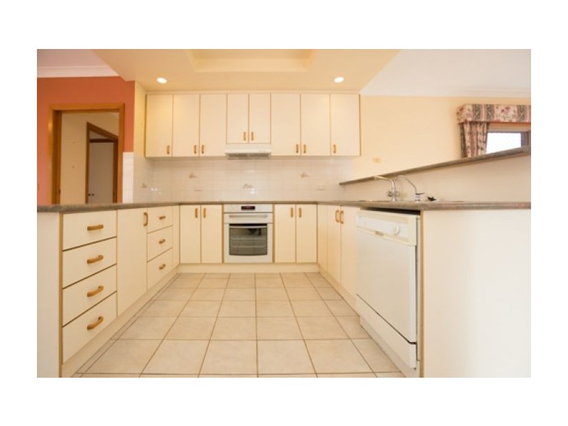 16 Coola Court, Table Top NSW 2640