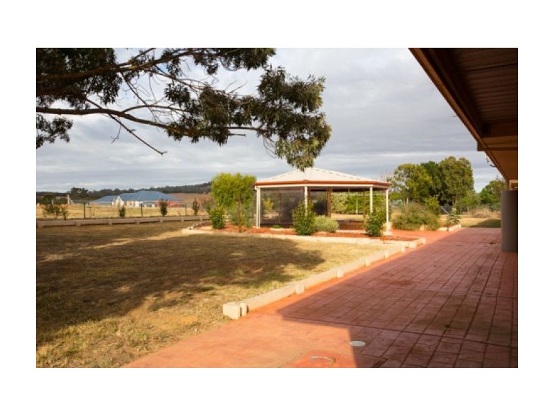 16 Coola Court, Table Top NSW 2640