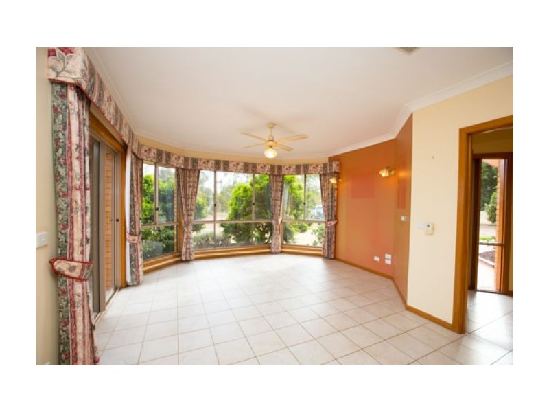 16 Coola Court, Table Top NSW 2640