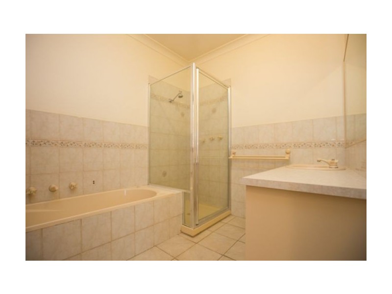 16 Coola Court, Table Top NSW 2640