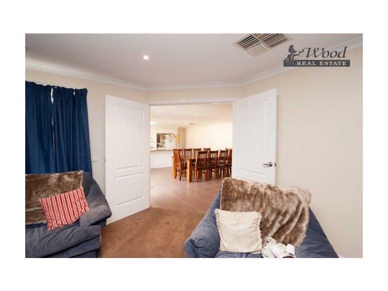 122 Emma Way, Albury NSW 2640