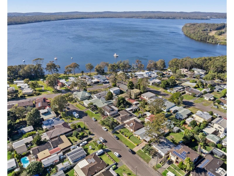 69 Campbell Pde, Mannering Park NSW 2259