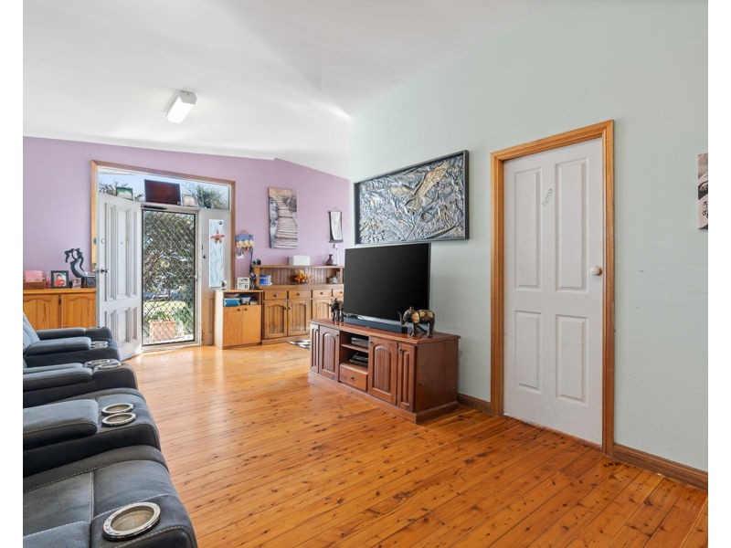 69 Campbell Pde, Mannering Park NSW 2259