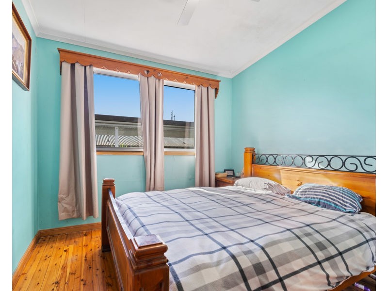 69 Campbell Pde, Mannering Park NSW 2259