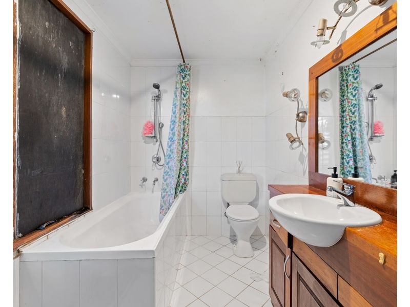 69 Campbell Pde, Mannering Park NSW 2259