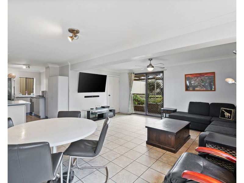 100 CATHERINE STREET, Mannering Park NSW 2259