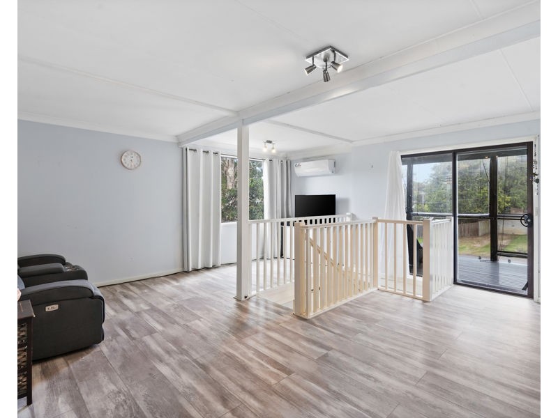 100 CATHERINE STREET, Mannering Park NSW 2259