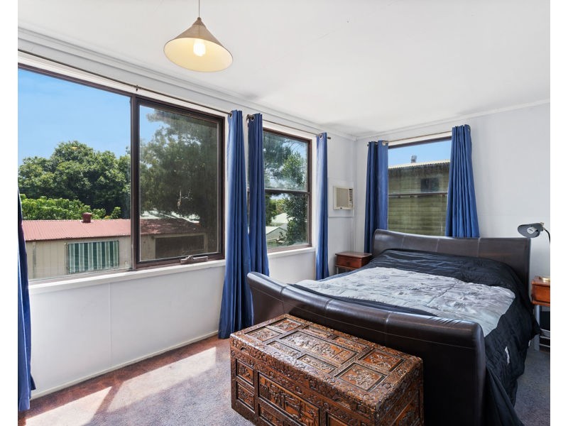 100 CATHERINE STREET, Mannering Park NSW 2259