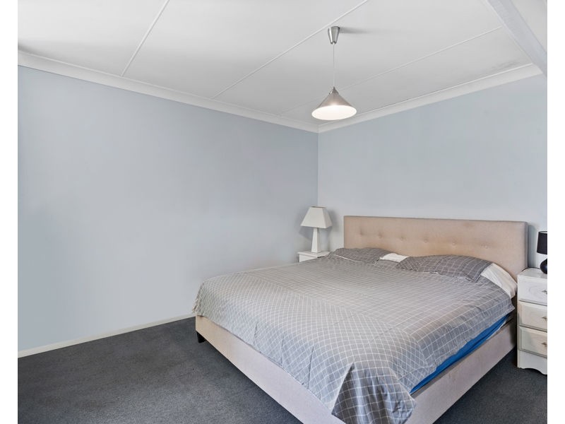 100 CATHERINE STREET, Mannering Park NSW 2259