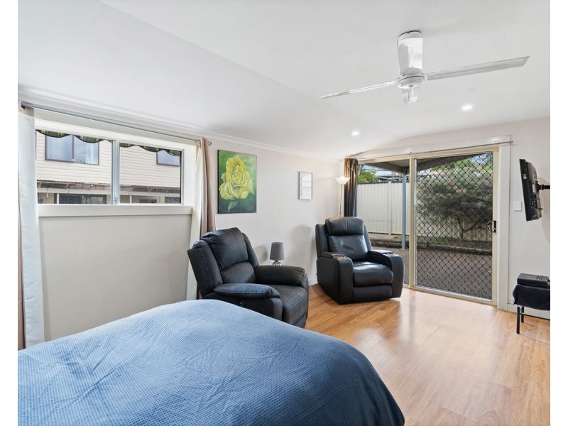 100 CATHERINE STREET, Mannering Park NSW 2259