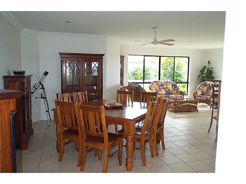 2 Bobby Place, Coral Cove QLD 4670