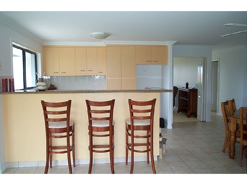 2 Bobby Place, Coral Cove QLD 4670