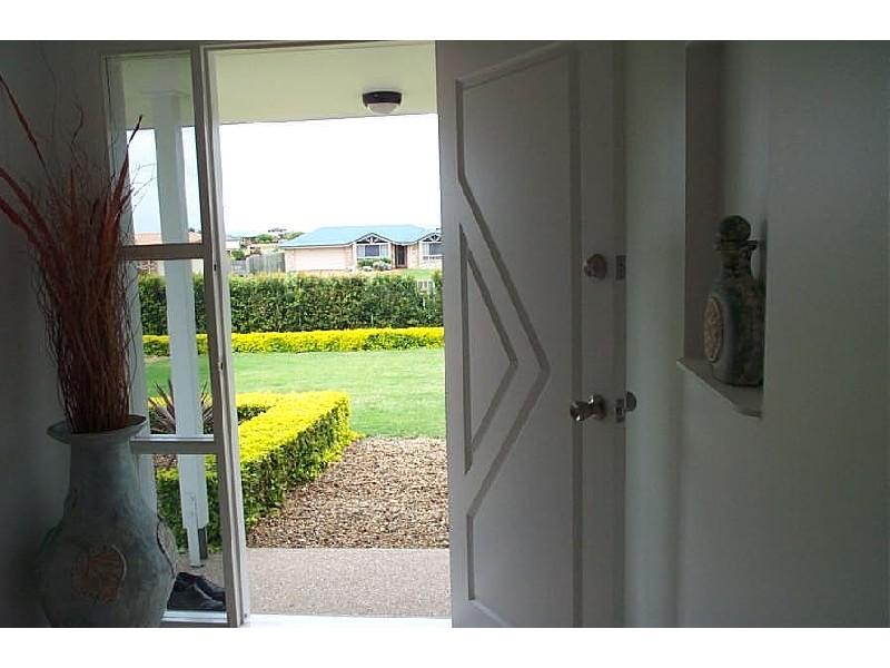 2 Bobby Place, Coral Cove QLD 4670