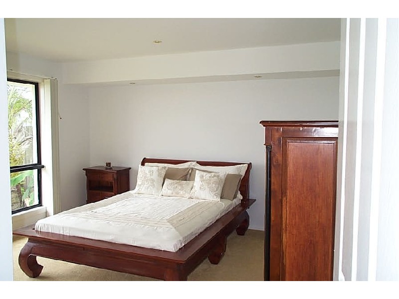 2 Bobby Place, Coral Cove QLD 4670