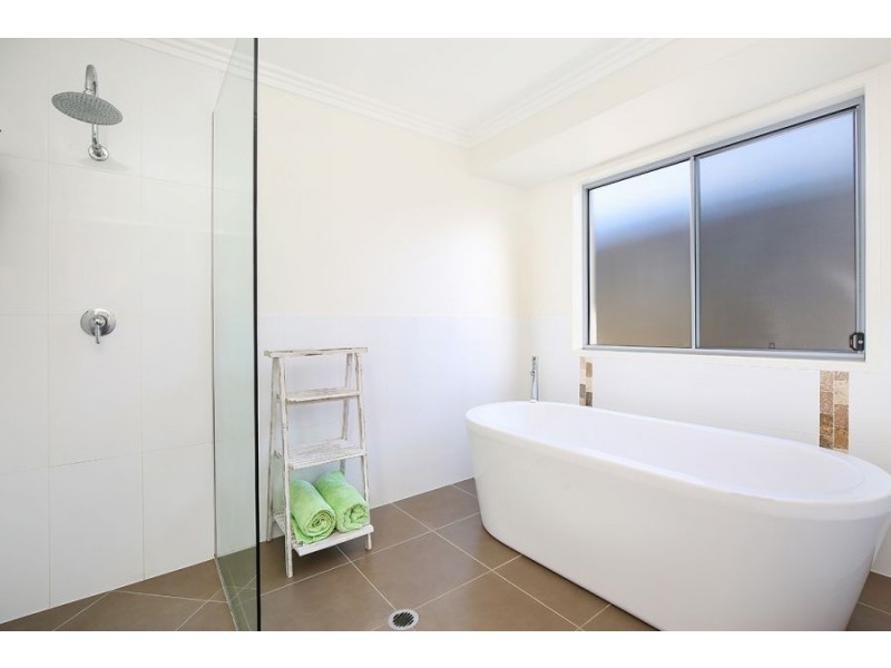 134 Grand Parade, Kawana Island QLD 4575