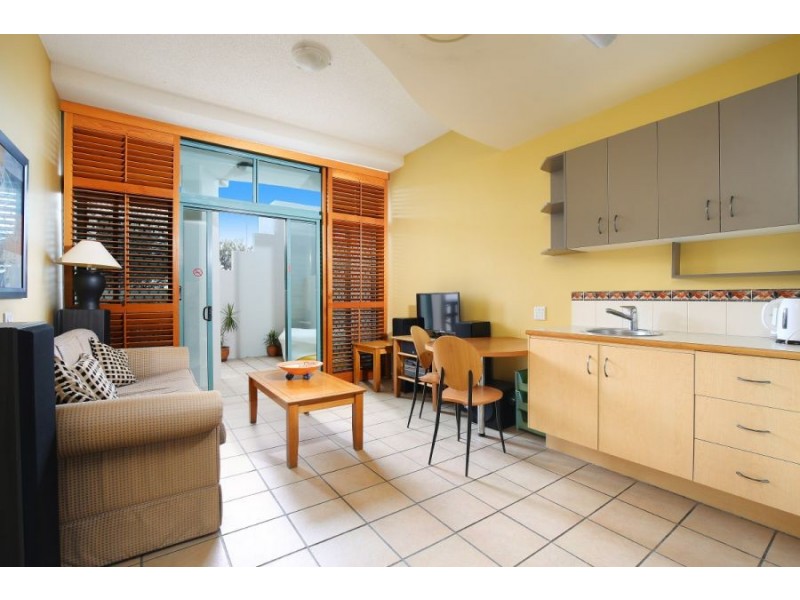 5 “Grand Palais” 188 Alexandra Parade, Alexandra Headland QLD 4572