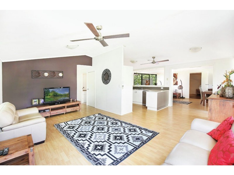 27 Lapoinya Crescent, Warana QLD 4575