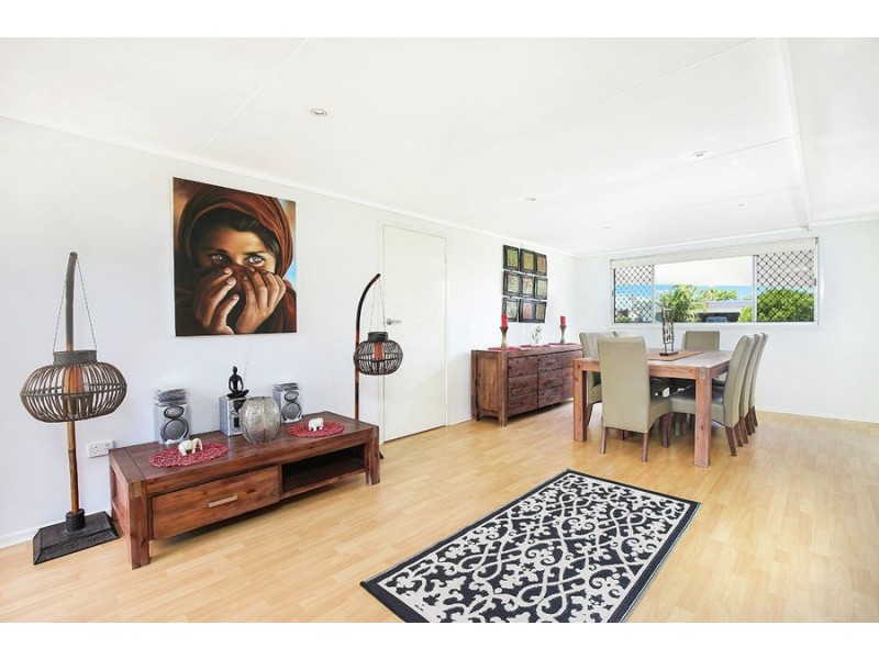 27 Lapoinya Crescent, Warana QLD 4575