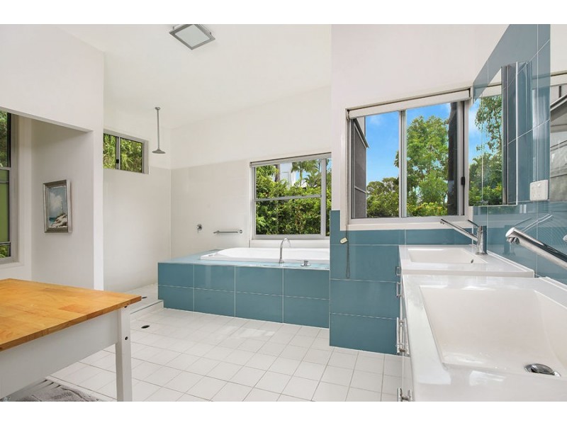 21 Yakola Pde, Alexandra Headland QLD 4572