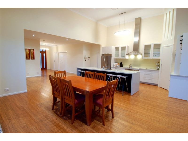 5 Bega Place, Kawana Island QLD 4575