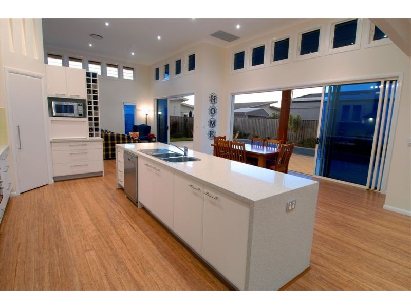 5 Bega Place, Kawana Island QLD 4575