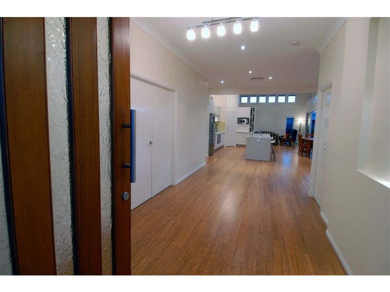 5 Bega Place, Kawana Island QLD 4575