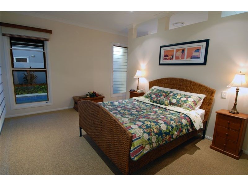 5 Bega Place, Kawana Island QLD 4575