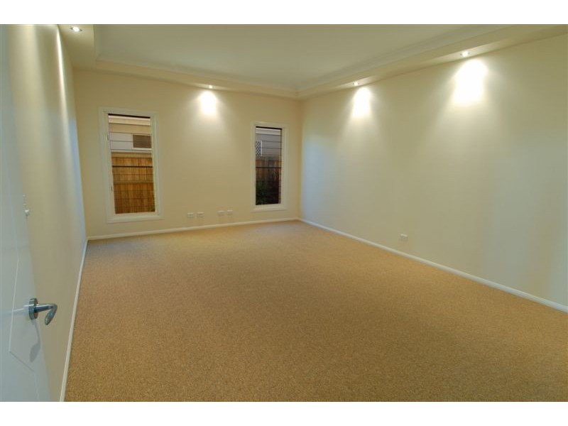 5 Bega Place, Kawana Island QLD 4575