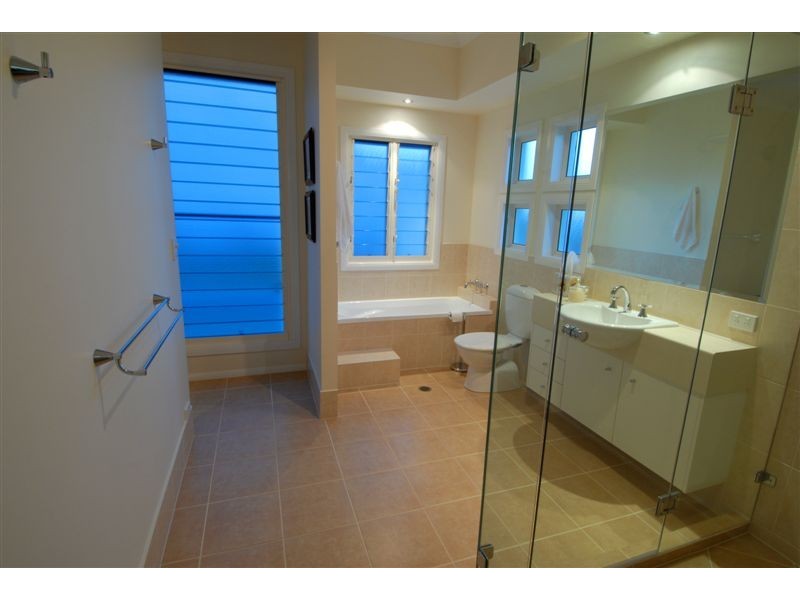 5 Bega Place, Kawana Island QLD 4575