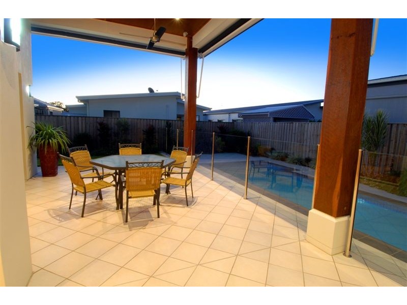 5 Bega Place, Kawana Island QLD 4575