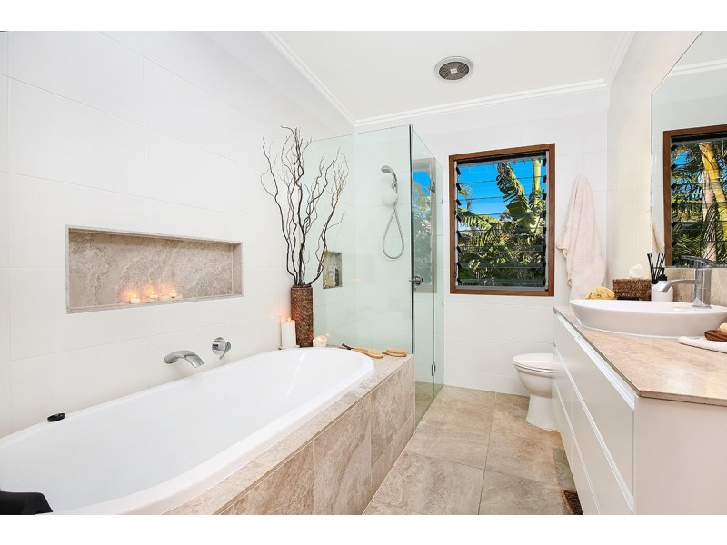 15 Leo Crescent, Alexandra Headland QLD 4572