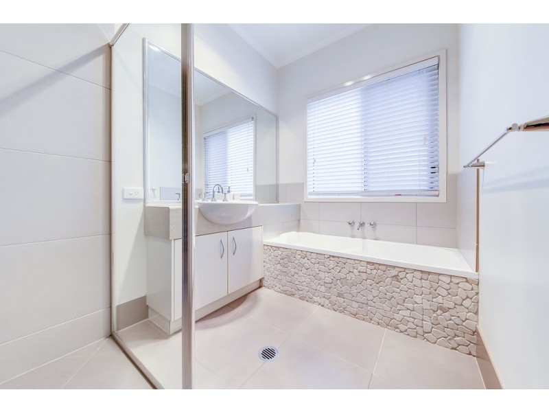 12 Leigha Place, Kureelpa QLD 4560