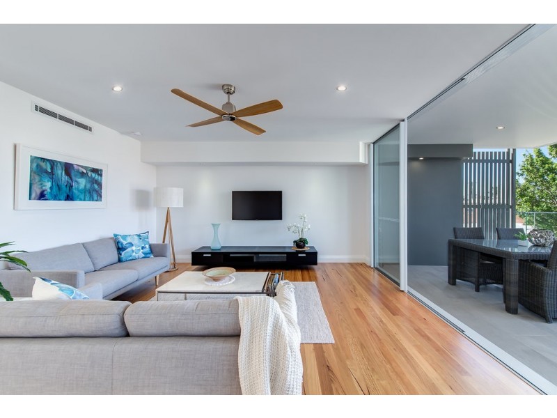 4 Leo Crescent, Alexandra Headland QLD 4572
